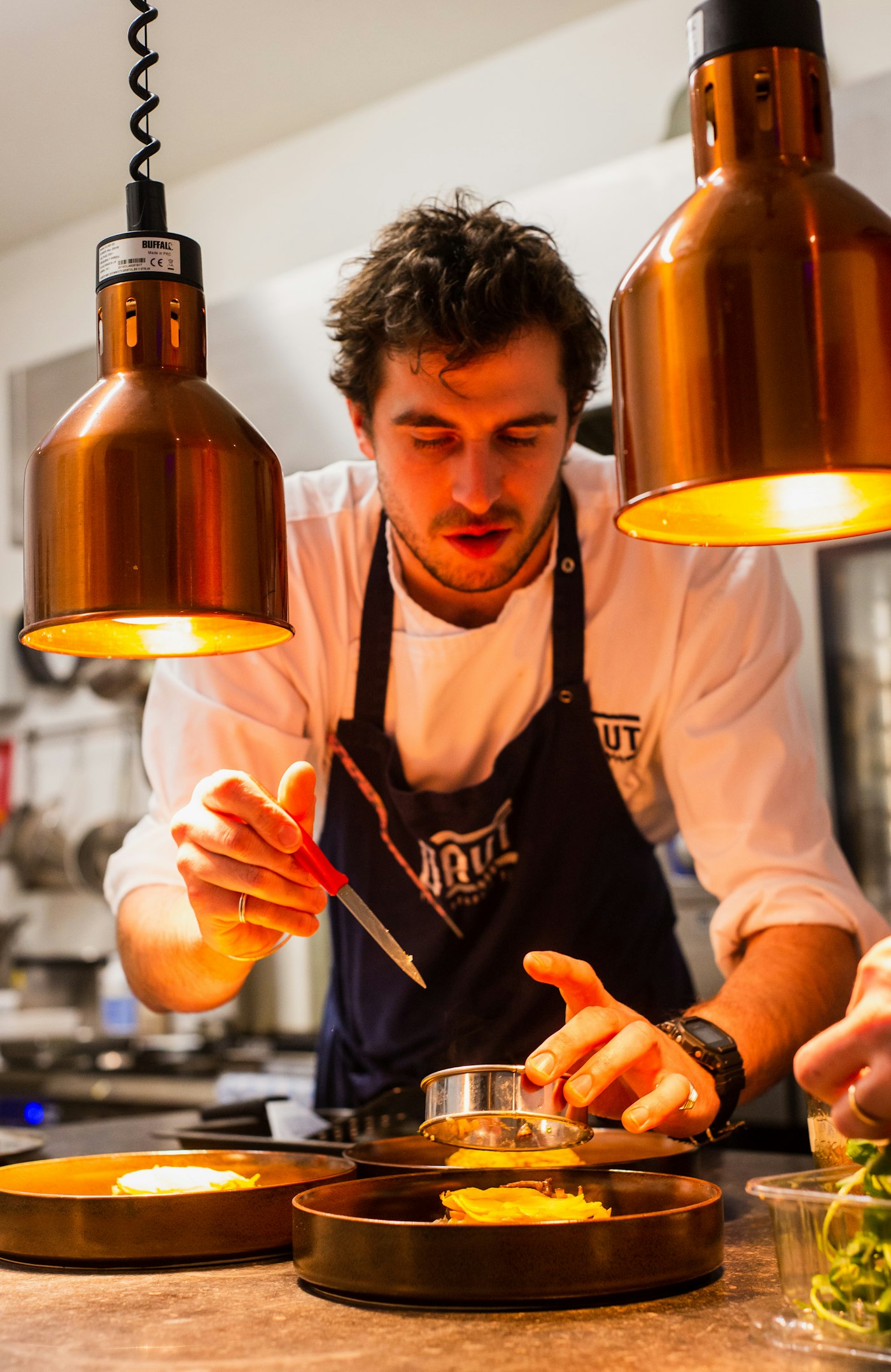 Le chef dressant une assiette